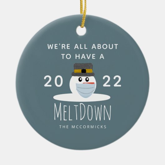 Weihnachten 2021 Schneemann Meltdown Personalisier Keramik Ornament (Vorne)