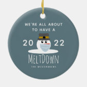 Weihnachten 2021 Schneemann Meltdown Personalisier Keramik Ornament (Hinten)