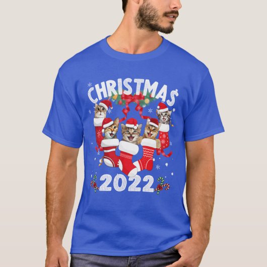 Weihnachten 2022 Katzen Weihnachtsfamilie Strumpf T-Shirt (Vorderseite)