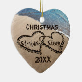 Weihnachten 20XX zwei Herzen in Sand Custom Orname Keramik Ornament (Rechts)
