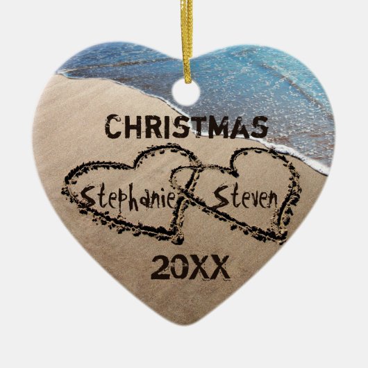 Weihnachten 20XX zwei Herzen in Sand Custom Orname Keramik Ornament (Vorne)