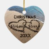 Weihnachten 20XX zwei Herzen in Sand Custom Orname Keramik Ornament (Hinten)
