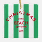 Weihnachten am Strand Custom Green Cabana Streifen Keramikornament (Vorderseite)