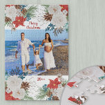 Weihnachten Blume Personalisiertes Foto Puzzle<br><div class="desc">Erstellen Sie Ihr eigenes Puzzle mit einem Ihrer Lieblings-Fotos. Ihr Bild ist gerahmt mit winterlichen Blume und Blättern inklusive Poinsettia,  Weißrosen,  Beeren und Kiefern. Der Text ist in rot,  pinselskripttypografie geschrieben und ist vollständig editierbar. Es liest derzeit frohe Weihnachten und das Jahr.</div>
