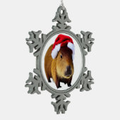 Weihnachten Capybara im Winter Hintergrund Schneeflocken Zinn-Ornament (Links)