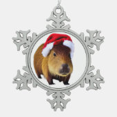 Weihnachten Capybara im Winter Hintergrund Schneeflocken Zinn-Ornament (Vorderseite)