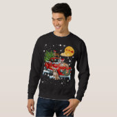 Weihnachten Chihuahua Hund mit Vintagem Red Truck Sweatshirt (Vorne ganz)