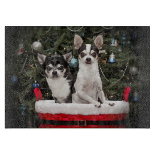 Weihnachten Chihuahua ist in einem roten Korb Schneidebrett