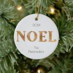 Weihnachten Christmas Gold Typografy Foto Keramik Ornament<br><div class="desc">Machen Sie Ihre Weihnachtszeit unvergesslich mit diesem eleganten Foto-Ornament. Das Wort WEIHNACHTEN wird in Imitaten Vintages Gold dargestellt. Der Single-Foto-Slot auf der Rückseite des Ornaments ermöglicht es Ihnen, die süßen Momente Ihrer Familie zu zeigen. Sie können dieses Design personalisieren, indem Sie auf "Diese Vorlage personalisieren" klicken oder wenn Sie den...</div>