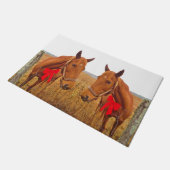 Weihnachten der Pferde, Braunes Pferd mit rotem Bu Fußmatte (Schrägansicht)