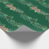 Weihnachten Elegant Green Holly Berry Pine Garland Geschenkpapier (Ecke)
