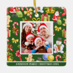 Weihnachten, Foto, Name und Jahr Keramikornament<br><div class="desc">Schönes traditionelles Design Weihnachtsfamilie Foto, Name und Jahr Keramik Ornament. Entworfen mit dem Weihnachtsmann, Lebkuchenmann, Schneemann, Weihnachtsglocken, Baubles und Bonbons. Legen Sie ein Foto oder ein Foto von Lieben ein. Ändern Sie Familienname und Jahr zu Anzug. Dieses traditionelle Weihnachtsgeschmuck wird eine schöne Ergänzung zum Weihnachtsbaum sein, wo es während der...</div>