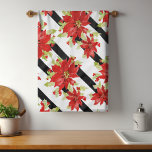 Weihnachten Geschirrtuch<br><div class="desc">Dieses schicke Urlaubsprojekt zeichnet sich durch hübsche wasserfarbene Poinsettia-Blume auf einem diagonal schwarz-weiß gestreiften Hintergrund aus. Perfekt für Ihre Weihnachtsdekoration und Geschenke #christmas #holidays #floral #kitchentowels #teatowels #kitchen #Zuhause #gift #gift #gifts #christmasgifts #holidaygifts #giftsforher</div>