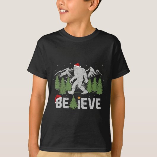 Weihnachten glaubt Bigfoot Funny Weihnachten Baum T-Shirt (Vorderseite)