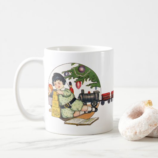 Weihnachten, glücklicher Junge spielen mit Spielze Kaffeetasse (Mit Donut)