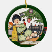 Weihnachten, glücklicher Junge spielen mit Spielze Keramikornament (Vorne)