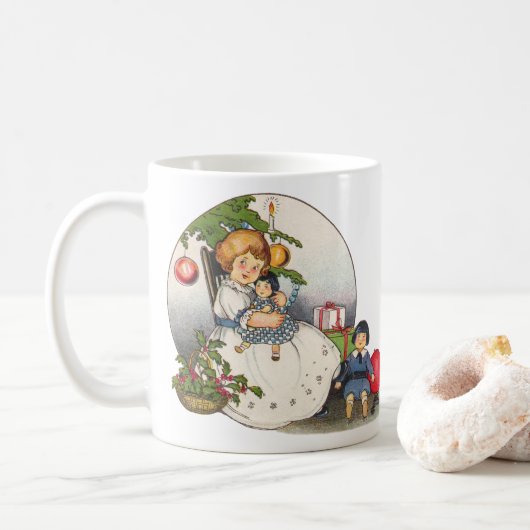 Weihnachten, glückliches Mädchen spielen mit Puppe Kaffeetasse (Mit Donut)