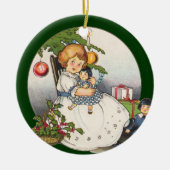 Weihnachten, glückliches Mädchen spielen mit Puppe Keramik Ornament (Vorne)