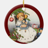 Weihnachten, glückliches Mädchen spielen mit Puppe Keramik Ornament (Hinten)