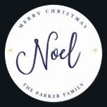 Weihnachten | Gold Stars auf Christmas Blue und Wh Runder Aufkleber<br><div class="desc">Diese eleganten Weihnachtsaufkleber sind mit dem Wort "Weihnachten" in trendiger,  marineblauer Schrift auf einem weißen Hintergrund mit zwei winzigen goldenen Sternen versehen. Dieser Aufkleber ist so gebaut,  dass er sich perfekt mit unserer "Oh Heilige Nacht" abstimmt | Sterne zu Weihnachten" Sammlung.</div>