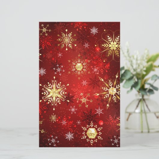 Weihnachten Goldene Schneeflocken im roten Hinterg Briefpapier (Stehend Vorderseite)