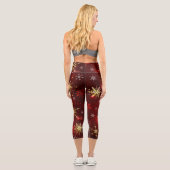 Weihnachten Goldene Schneeflocken im roten Hinterg Capri Leggings (Rückseite)