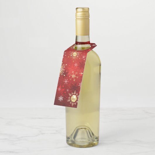 Weihnachten Goldene Schneeflocken im roten Hinterg Flaschenanhänger (Angewinkelt)