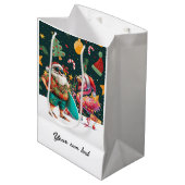 Weihnachten im Juli mit Santa Flamingo Tanz Mittlere Geschenktüte (Vorderseite Schrägansicht)