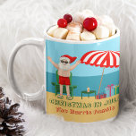 Weihnachten im Juli Sommer Santa Claus Beach House Kaffeetasse<br><div class="desc">Dieses niedliche Weihnachtsfest in der Tasse im Juli ist das ideale Gastgeschenk für einen Strandbash oder eine Ansammlung am Swimmingpool. Machen Sie es zu einem lustigen Nordpol Thema extravaganza mit dem Weihnachtsmann in seinen Swimmingpools neben einem rot-weiß gestreiften Strand Schirm und Geschenke. Ich habe Herrn Klaus noch nie zuvor in...</div>