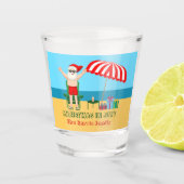 Weihnachten im Juli Sommer Santa Claus Beach Party Schnapsglas (Vorderseite)