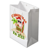 Weihnachten im Juli Weihnachten mit Surfboard Mittlere Geschenktüte (Vorderseite Schrägansicht)