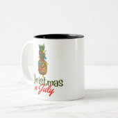 Weihnachten im Juli Zweifarbige Tasse (Vorderseite Links)