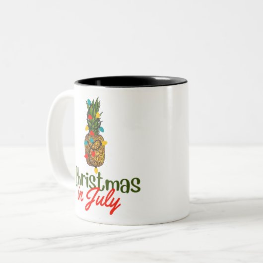 Weihnachten im Juli Zweifarbige Tasse (Vorderseite Links)