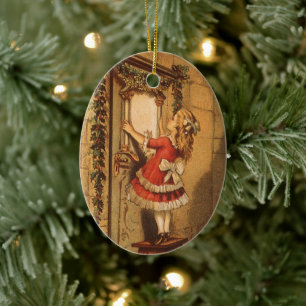 Weihnachten im viktorianischen Stil: Mädchen hängt Keramikornament