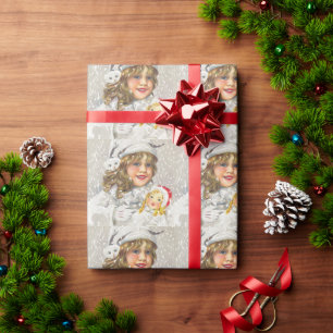 Weihnachten im viktorianischen Stil - Mädchen mit  Geschenkpapier