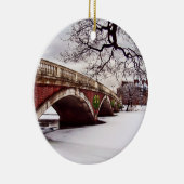 Weihnachten im Winter auf dem Charles River Boston Keramikornament (Rechts)