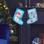Weihnachten im Winterwunderland von Snowman Großer Weihnachtsstrumpf<br><div class="desc">Verwandeln Sie Ihre Urlaubsatmosphäre mit unserem bezaubernden Weihnachtsweihnachtsfest "Snowmans Winterwunderland". Dieser reizvolle Strumpf ist eine faszinierende Ergänzung zu Ihrem festlichen Ambiente und besticht durch ein spielerisches Design, das den zauberhaften Geist der Weihnachtszeit verkörpert. Auf der Vorderseite des Strumpfs befindet sich ein skurriler Schneemann, schneebedeckt in warmer Winterkleidung, gekonnt mit Schneebällen...</div>