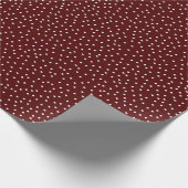 Weihnachten in Maroon White Polka Dots Geschenkpapier (Ecke)