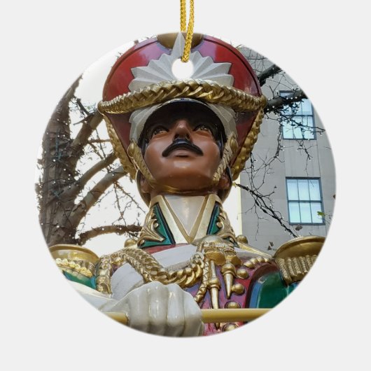 Weihnachten in Rockefeller - Spielzeugsolider Keramik Ornament (Vorne)