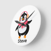 Weihnachten Jolly Pinguin in Scarf mit Ohrmuffen Runde Wanduhr (Winkel)