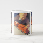 Weihnachten, Junge spielen mit Spielzeugbahnen Jumbo-Tasse (Vorderseite)