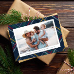 Weihnachten kariert ein Foto klassische Marine<br><div class="desc">Ein farbenfrohes marineblaues Weihnachtsfest schafft einen festlichen Hintergrund für Ihren Single horizontales Foto und individuelle Botschaft. Mit seinen rot, grün, gelb und blau karierten Pop ist diese Ferienkarte ideal, um Freunden und Familie zu jubeln. Die Rückseite ist eine passende Marine und enthält einen Platz für ein anderes Foto und eine...</div>