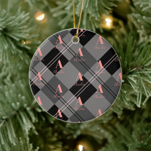 Weihnachten Kariert Personalisiert Grau Pink Keramik Ornament (Baum)