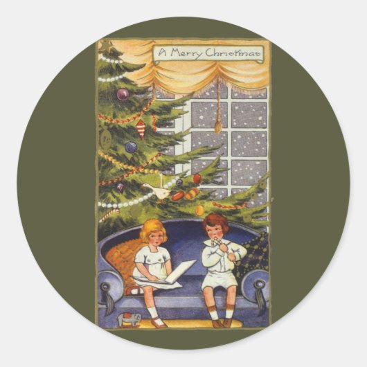 Weihnachten, Kinder auf einer Couch sitzen Runder Aufkleber (Vorderseite)