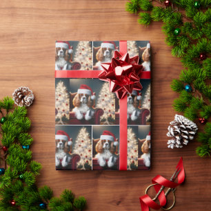 Weihnachten König Charles Spaniel auf einem roten  Geschenkpapier
