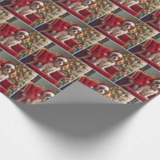 Weihnachten König Charles Spaniel auf einem roten Geschenkpapier (Ecke)