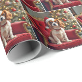 Weihnachten König Charles Spaniel auf einem roten  Geschenkpapier (Rolleneckpunkt)