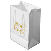 Weihnachten Merry and Bright Imitate Gold Typograf Mittlere Geschenktüte (Vorderseite Schrägansicht)