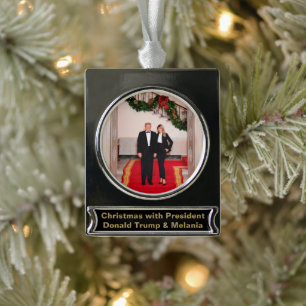 Weihnachten mit Präsident Donald Trump & Melania Banner-Ornament Silber
