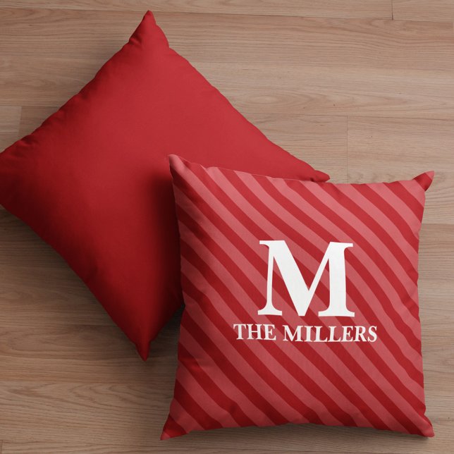 Weihnachten Modernes Monogramm Niedlich Rot Streif Kissen (Simple whimsical red striped monogram and name throw pillow)